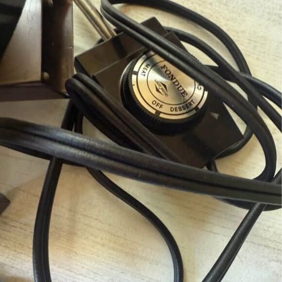 Vintage West Bend mustard yellow fondue pot with 11 pokers for dipping - Picture 5 of 10